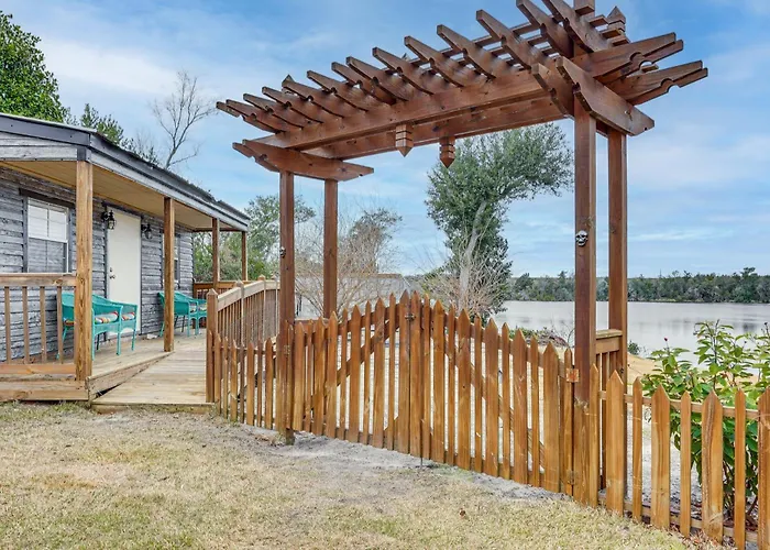 Lakefront Panama City Studio With Hot Tub Access