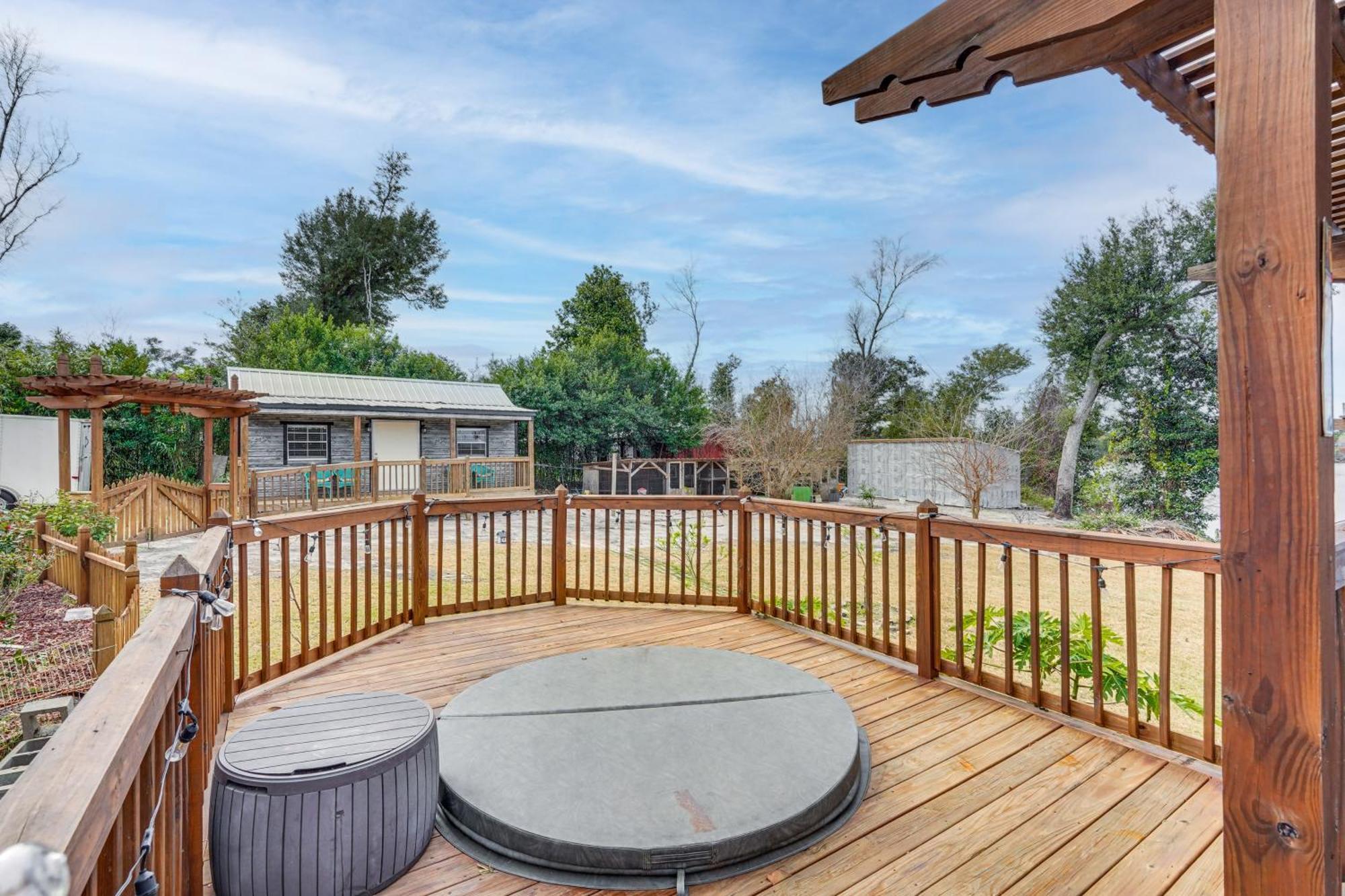 Lakefront With Hot Tub Access Apartment
