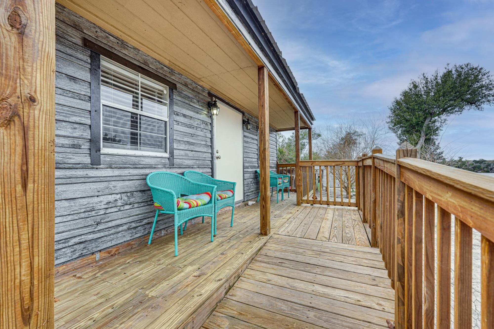 Lakefront With Hot Tub Access Apartment