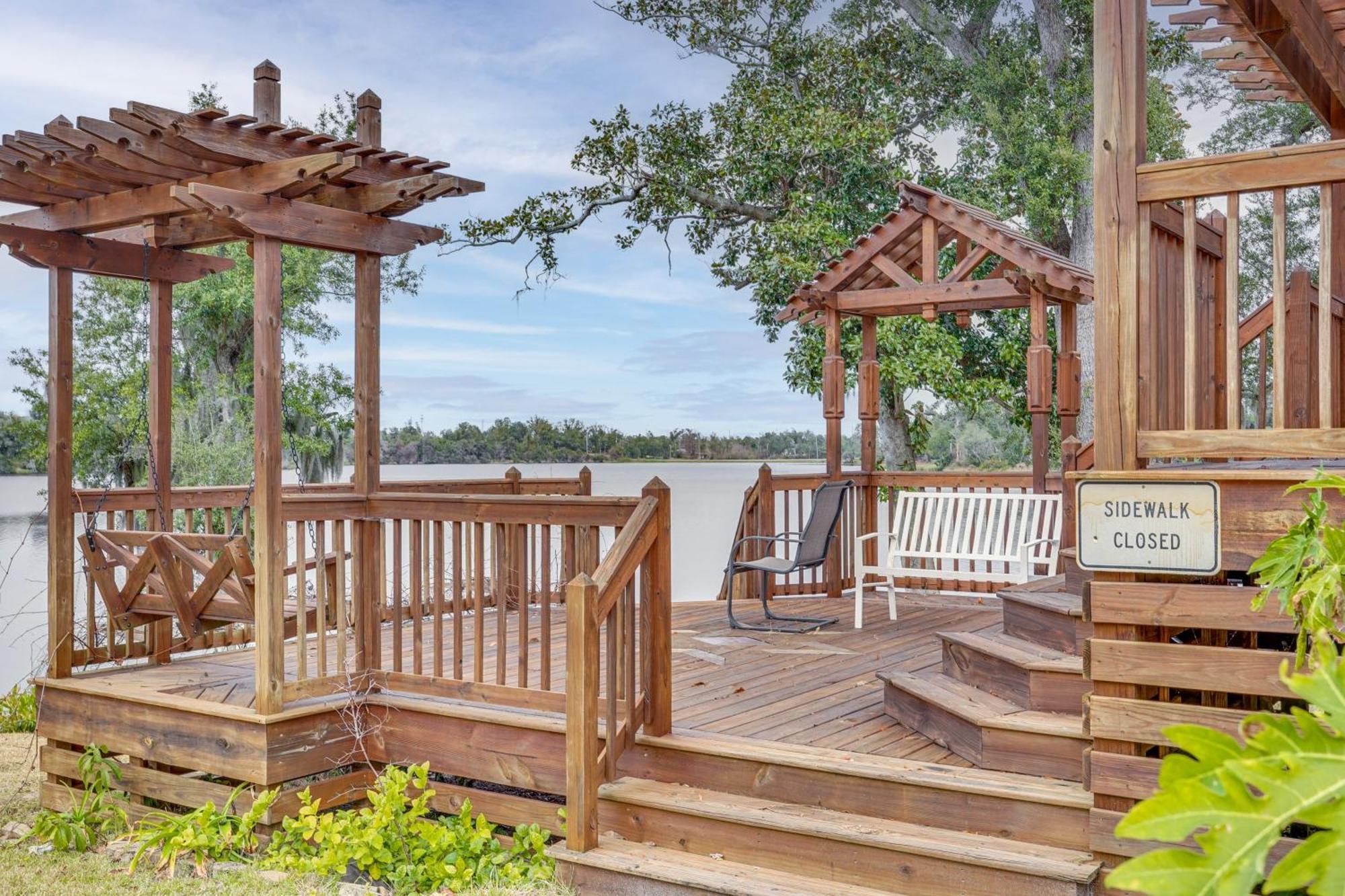Apartment Lakefront With Hot Tub Access